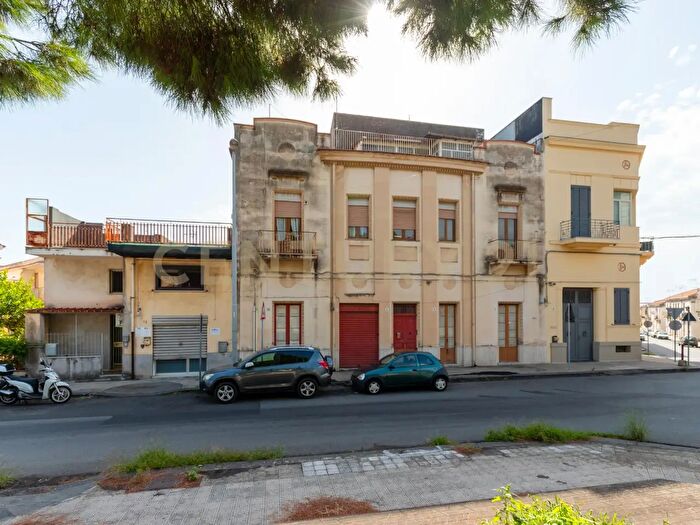 Casa con 13 locali in vendita in Piazza Novembre, Mascali