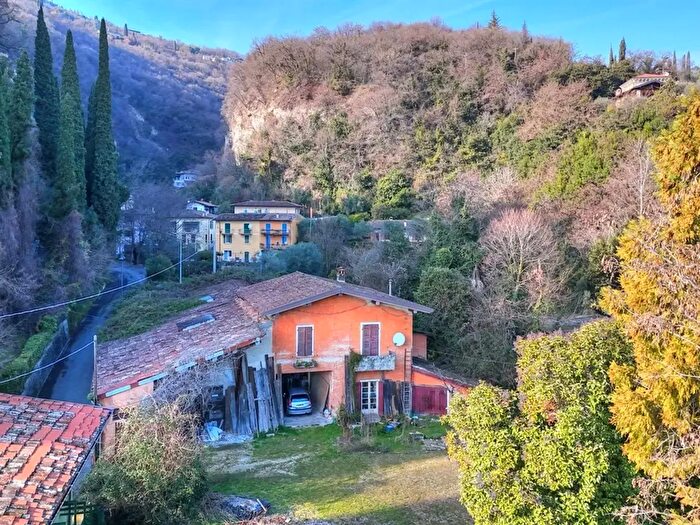 Casa con 15 locali in vendita in Salo