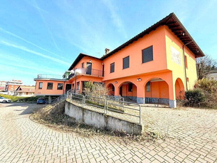 Casa con 15 locali in vendita in Cassano Spinola