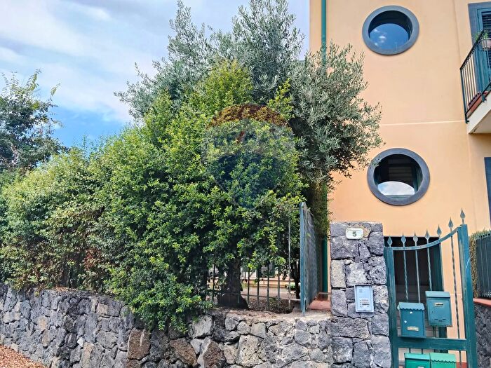 Appartamento trilocale in vendita in Via Ortisei, Acireale