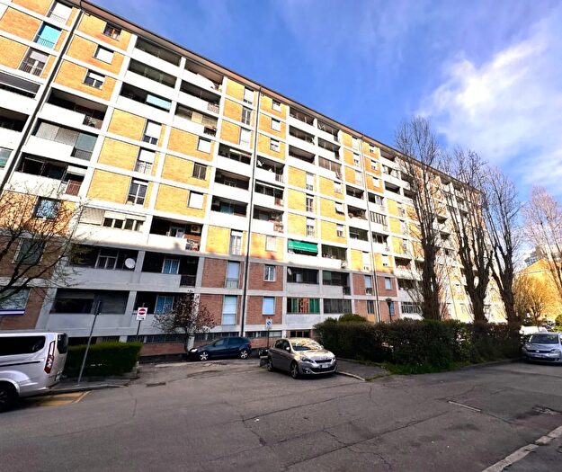 Appartamento quadrilocale in vendita in Via Luigi Chiarelli, Milano