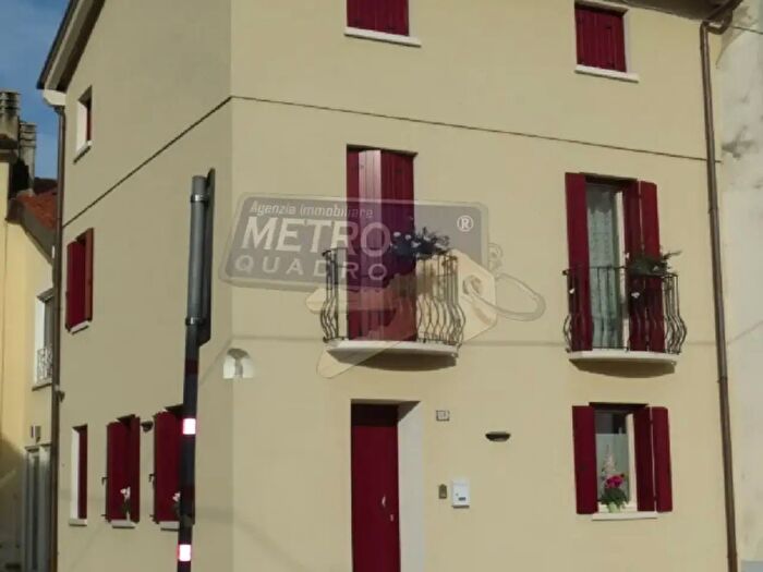 Casa con 6 locali in vendita in Piazza IV Novembre, Carre