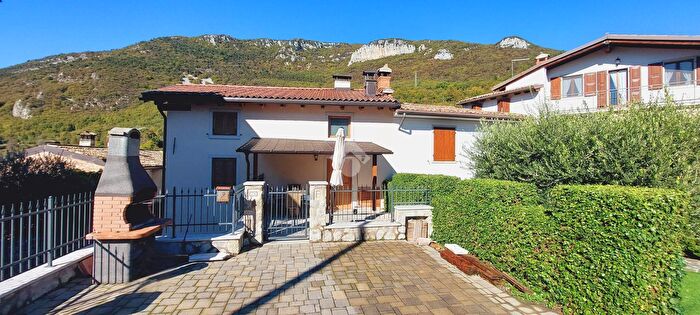 Casa con 7 locali in vendita in Località Vilmezzano, Caprino Veronese