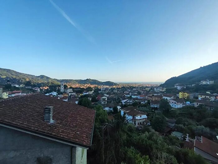 Casa con 7 locali in vendita in Carrara