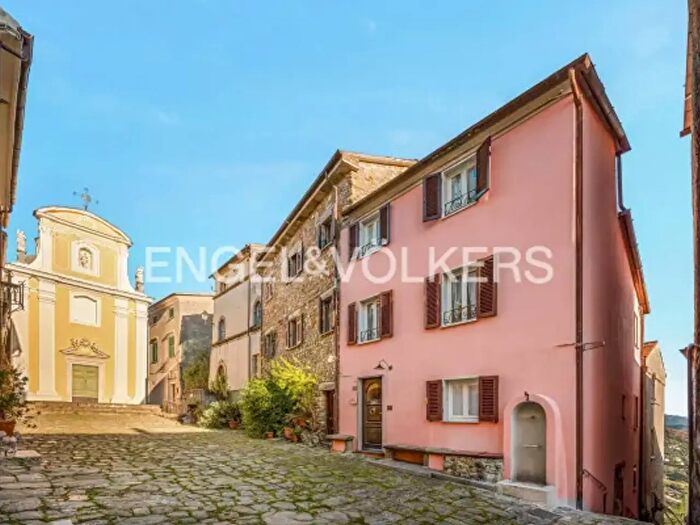 Casa con 6 locali in vendita in Piazza della Chiesa, Luni