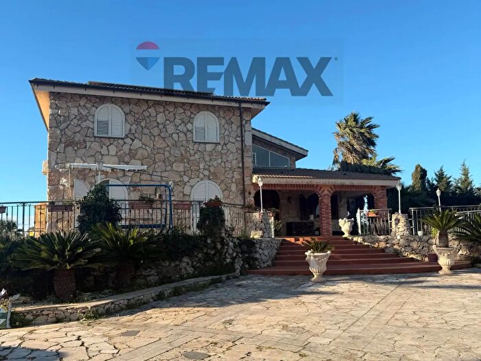 Casa con 7 locali in vendita in Contrada Trigona Snc, Solarino