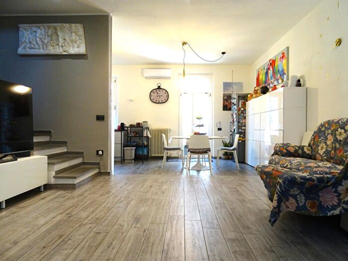 Casa con 7 locali in vendita in Prato