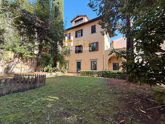 Appartamento con 10 locali in vendita in Viale Volta, Firenze