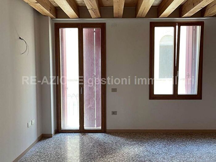 Appartamento trilocale in affitto in Via Corradini, Centro, Thiene