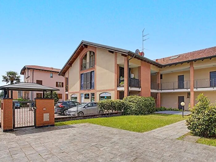 Appartamento trilocale in vendita in Via Roma, Castronno