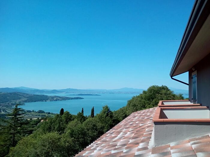 Casa con 6 locali in vendita in Perugia Passignano sul Trasimeno, Passignano Sul Trasimeno