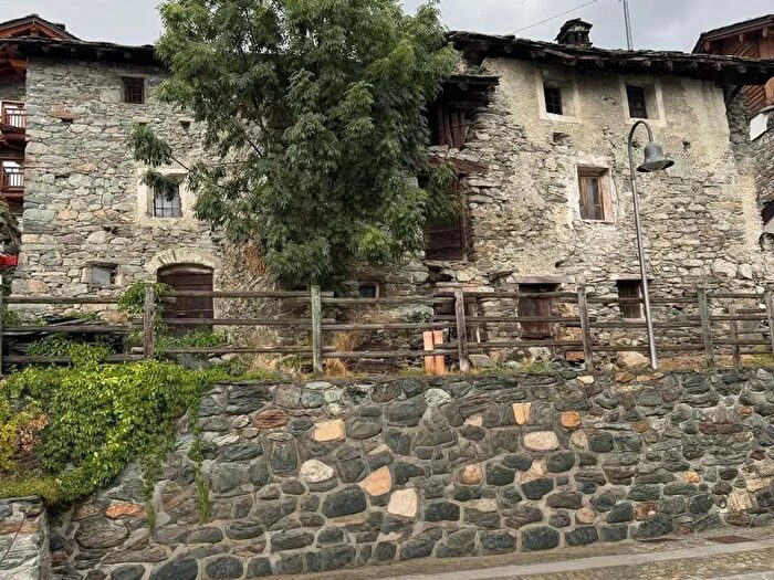 Casa con 6 locali in vendita in Frazione Moron Gezard, Saint Vincent