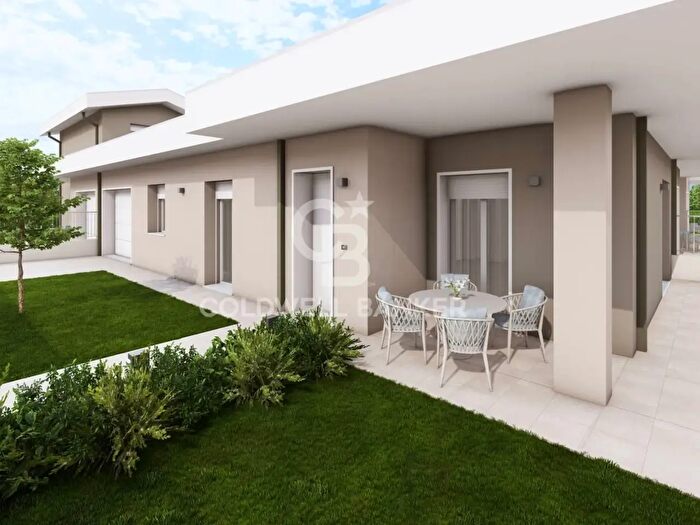 Casa quadrilocale in vendita in Via Schia, Lonato