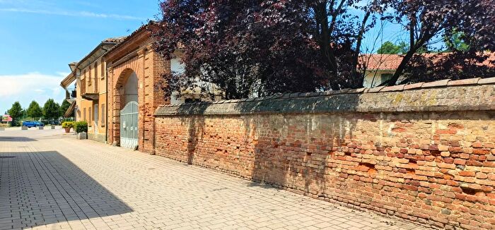 Casa con 9 locali in vendita in Pralormo