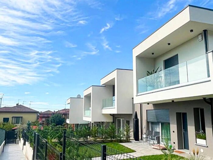 Casa trilocale in vendita in Via Carlo Linati, Centro, Appiano Gentile