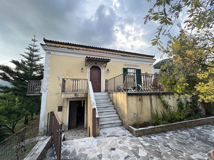 Casa con 5 locali in vendita in Maratea