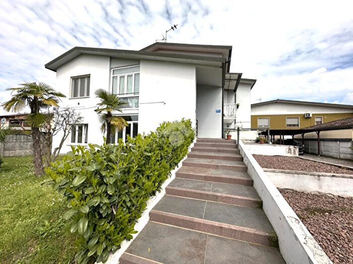 Casa quadrilocale in vendita in Via Trieste, Trescore Cremasco