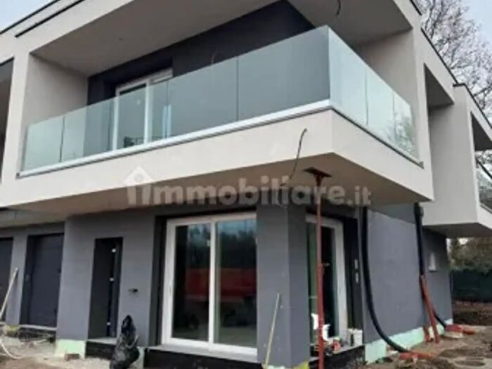 Casa quadrilocale in vendita in Via Lucinasco, Montano Lucino