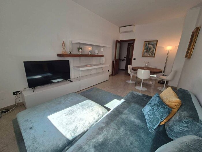 Appartamento bilocale in affitto in Via Alfredo Cappellini, Centrale, Milano