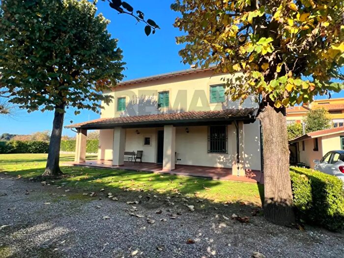 Casa con 8 locali in vendita in Viareggio