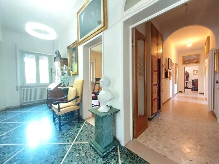 Casa con 8 locali in vendita in Lucca