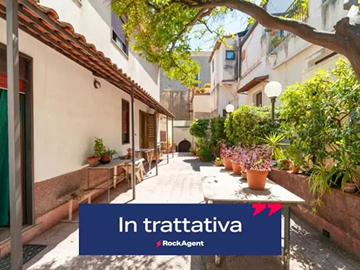 Appartamento con 6 locali in vendita in Via Santa Barbara, Catania