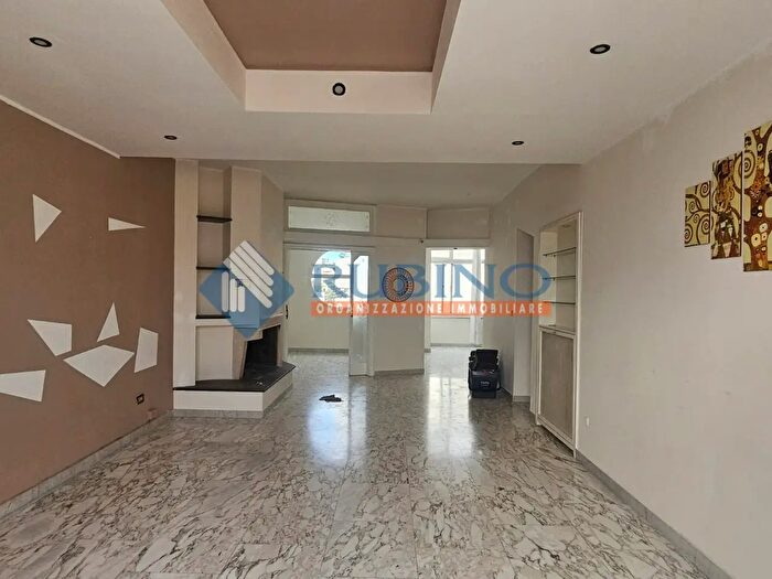 Appartamento con 5 locali in vendita in Via Cantore Antonio, Bari