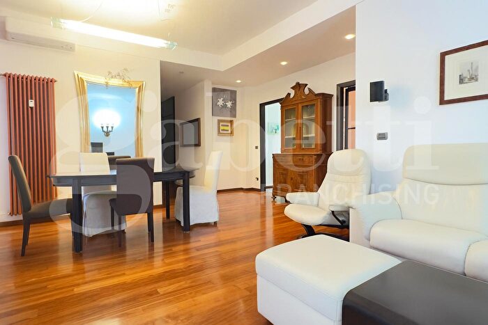 Appartamento con 5 locali in vendita in Via Bellombra, Bologna