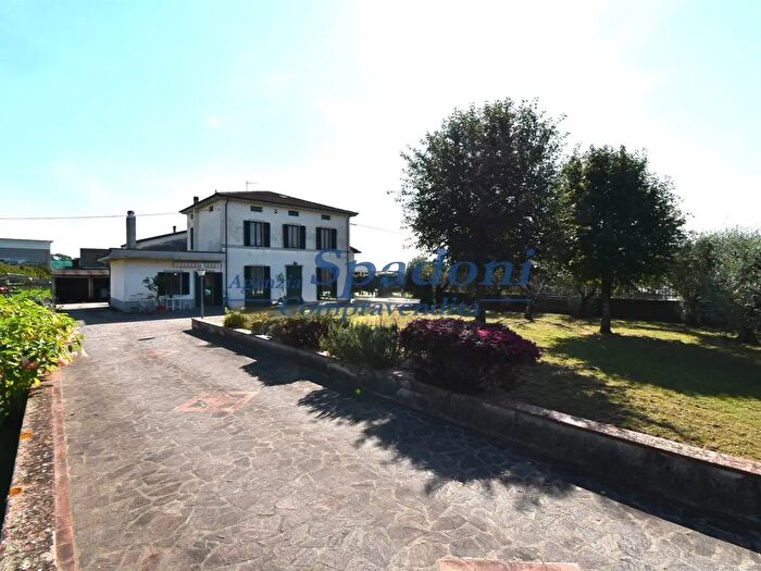Casa con 9 locali in vendita in Pescia