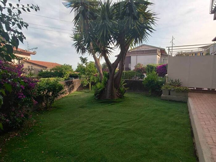Appartamento con 6 locali in affitto in Via Barriera Del Bosco, Sant'Agata li Battiati