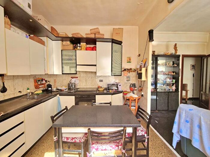 Appartamento trilocale in vendita in Via Sapello, Genova