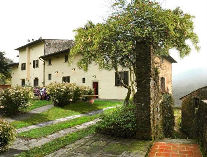 Casa con 6 locali in vendita in Via di San Vito, Pescia
