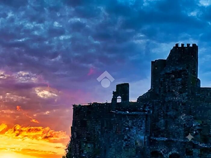 Appartamento trilocale in vendita in Via Re Martino, Aci Castello