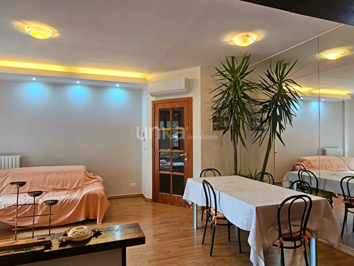 Appartamento con 6 locali in vendita in Via ° Maggio, Jesi