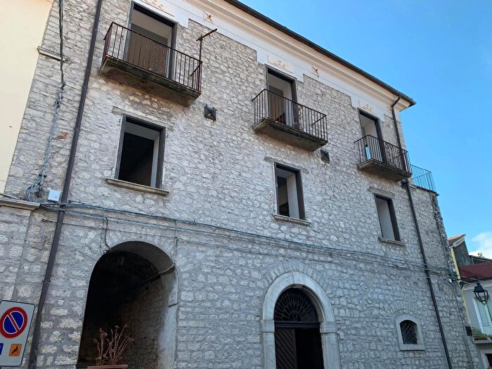 Casa con 9 locali in vendita in Via Estramurale del Nord Monteroduni Isernia, Monteroduni
