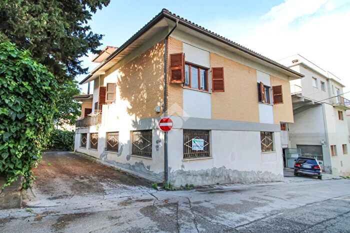 Appartamento con 7 locali in vendita in Via Vespucci, Monte Urano