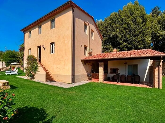 Casa con 6 locali in vendita in Terricciola