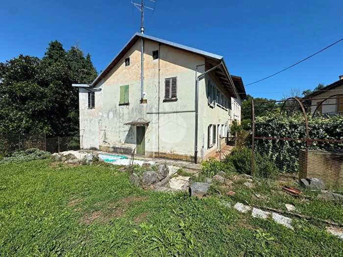 Casa con 8 locali in vendita in Frazione Serralunga, Piatto