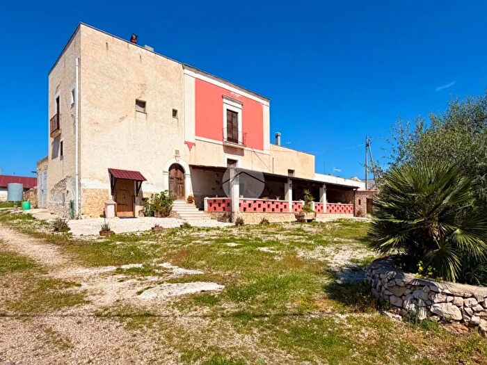 Casa con 12 locali in vendita in Contrada Amoruso, Manfredonia
