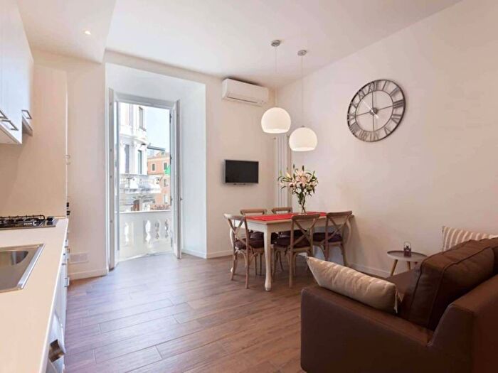 Appartamento trilocale in affitto in Via Catone, Prati, Roma