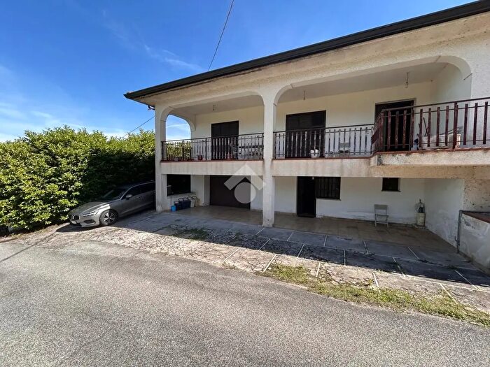 Casa con 6 locali in vendita in Via Apuleio Saturnino, Atina