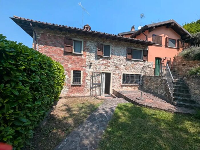 Casa con 6 locali in vendita in Via Montecanino, Golferenzo
