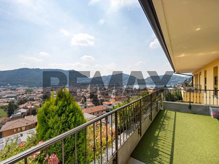 Appartamento trilocale in vendita in Via Francesco Crispi, Como