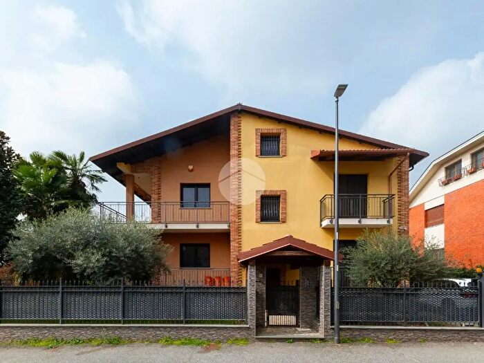 Casa con 8 locali in vendita in Via IV Novembre, Beinasco
