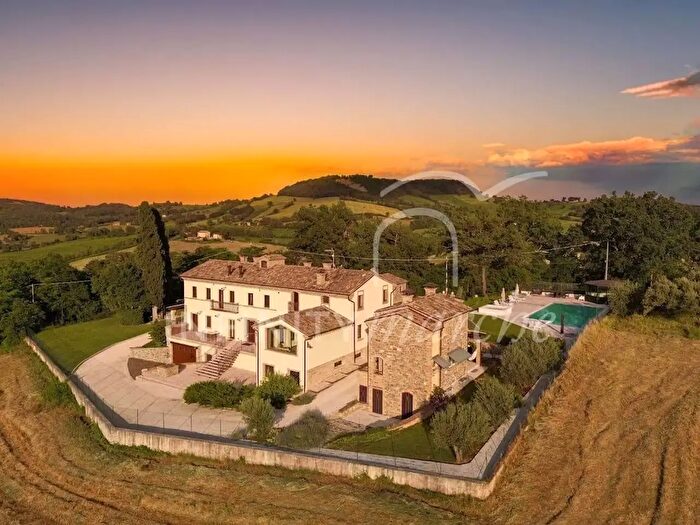 Casa con 8 locali in vendita in Contrada Panicale, Caldarola