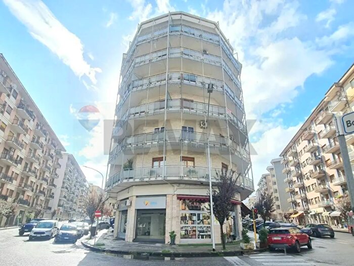 Appartamento con 9 locali in vendita in Via Nicola Serra, Cosenza