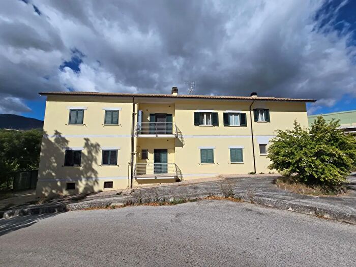 Appartamento con 6 locali in vendita in Via Ugo La Malfa, Popoli Terme