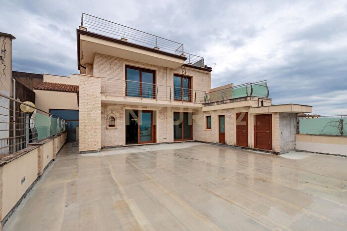 Appartamento con 8 locali in vendita in Via Lorenzo Maddem, Acireale