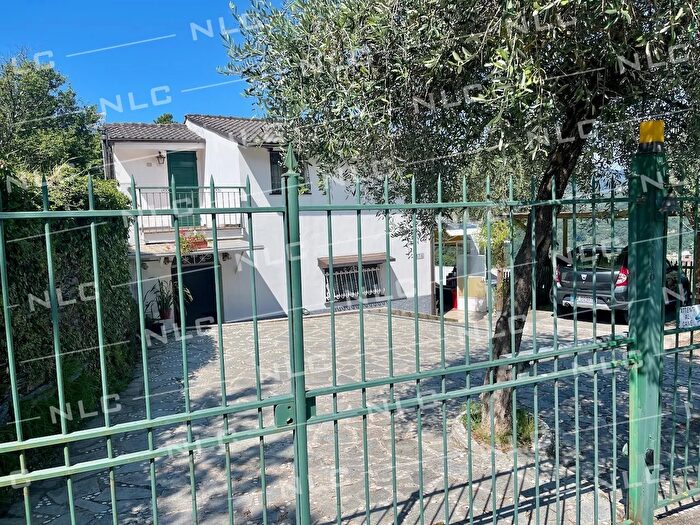 Casa con 8 locali in vendita in Lavagna