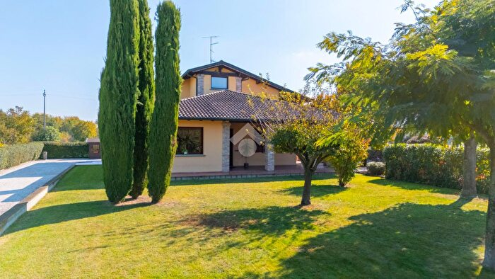 Casa con 8 locali in vendita in Via F Cavatorti, Campegine